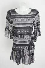 vestido feminino estampado com faixa na cintura e sobreposição