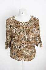 blusa feminina estampada em animal print com recortes