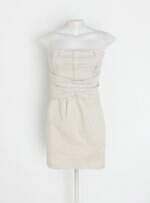 vestido feminino bege com sobreposição