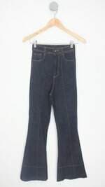 calça jeans feminina azul com nervura