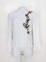 Bata la vie feminina branca com bordado de flores