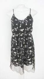 vestido feminino preto com bordado e forro