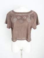 blusa feminina cinza com corte à laser