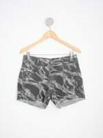 shorts feminino estampado com aplique
