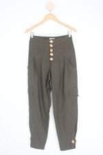 calça de tecido feminino verde com aplique e pregas