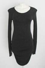 vestido feminino cinza com franzido e recortes