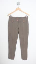 calça de tecido feminino marrom com aplique