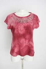 blusa feminina vermelha com aplique e ilhós
