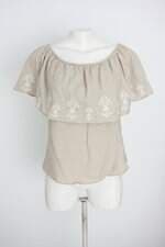 blusa renner feminina bege com bordado e sobreposição