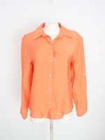 camisa feminina laranja com fenda