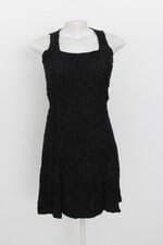 vestido feminino preto com recortes e renda