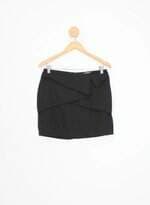 saia feminina preta com sobreposição