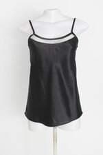 regata feminina preta com recortes