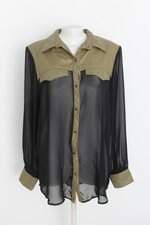camisa other girls feminina preta e verde com fenda e recortes