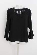 blusa manga longa feminina preta com recortes e renda