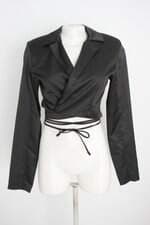 blusa cropped feminina preta com ombreira