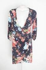 vestido clock house feminino estampado com faixa na cintura e sobreposição