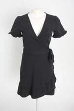 vestido costume feminino preto com faixa na cintura