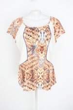 blusa feminina estampada com recortes e nervura