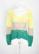 blusa feminina com recortes em cores