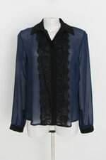 camisa feminina azul com renda