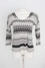 blusa feminina estampada com aplique e tiras