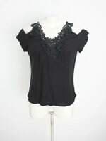 Blusa feminina preta com bordado