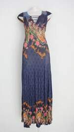 vestido feminino colorido com bojo e fenda