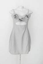 vestido feminino cinza com bordado
