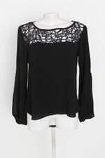 blusa feminina preta com fenda e renda