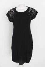 vestido feminino preto com aplique
