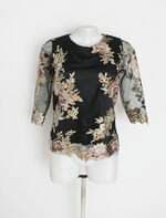 blusa feminina estampada com bordado