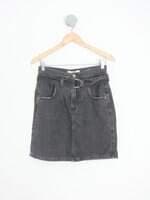 saia jeans dzarm feminina cinza com faixa na cintura e pregas