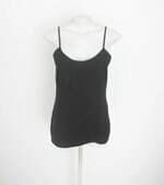 regata C&A feminina preta com recortes