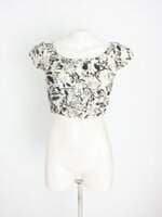 blus cropped redley feminina estampada com aplique