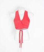 regata cropped três feminina vermelha com faixa na cintura