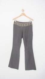 calça flare feminina cinza com hotfix