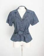 blusa feminina azul com faixa na cintura e pregas
