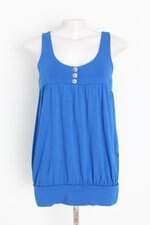 regata feminina azul com aplique