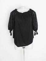 blusa sofie feminina preta com recortes e renda