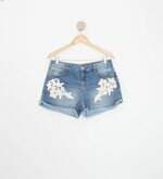 shorts C&A feminino azul com bordado
