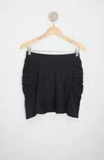 saia feminina preta com drapeado e peplum