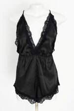 Macaquinho feminino preto com renda