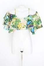 blusa feminina estampada com recortes e sobreposição