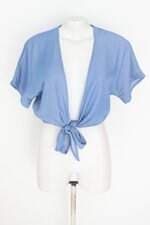 blusa feminina azul com faixa na cintura