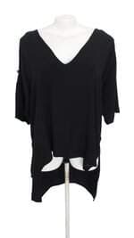 blusa Rosa Chá feminina preta com barra mullet e recortes