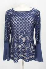 blusa em renda apoá feminina azul com recortes e transparência