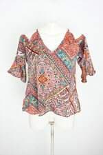 blusa feminina estampada  com bordado e recortes