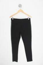 calça de tecido feminina preta com faixa lateral e recortes