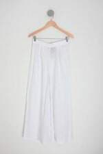 calça de tecido liv light feminina branca com cós com elástico e pregas